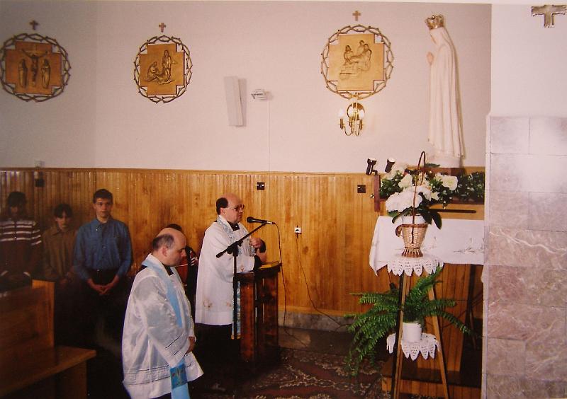 parafia polskokatolicka 2_12.jpg - Rok 2005. Wspólne modlitwy po śmierci Jana Pawła II w świątyni rzym-katolickiej